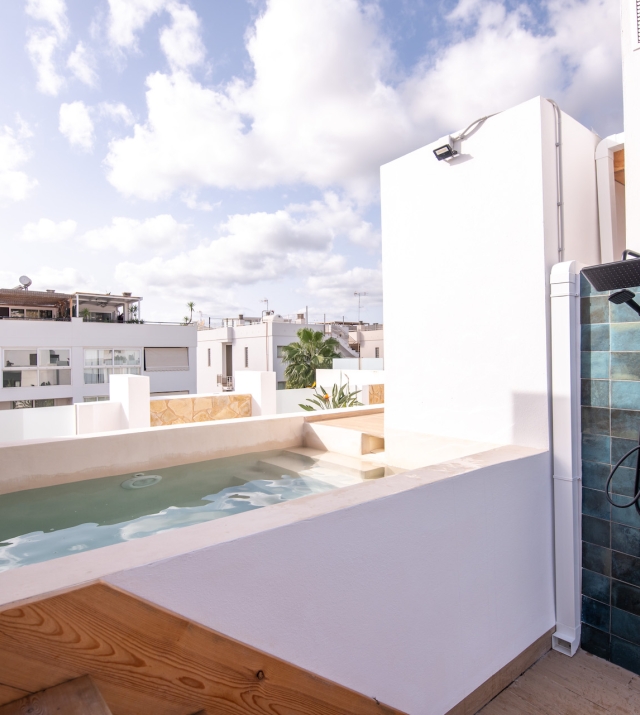 Resa Estates Ibiza sale venta penthouse jesus pool and shower.jpg